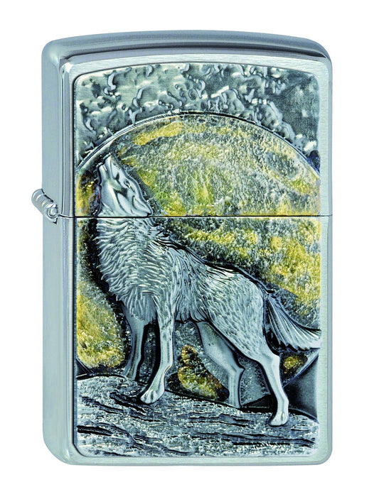 Vue de face 3/4 briquet Zippo chromé loup sur rocher devant une grande pleine lune