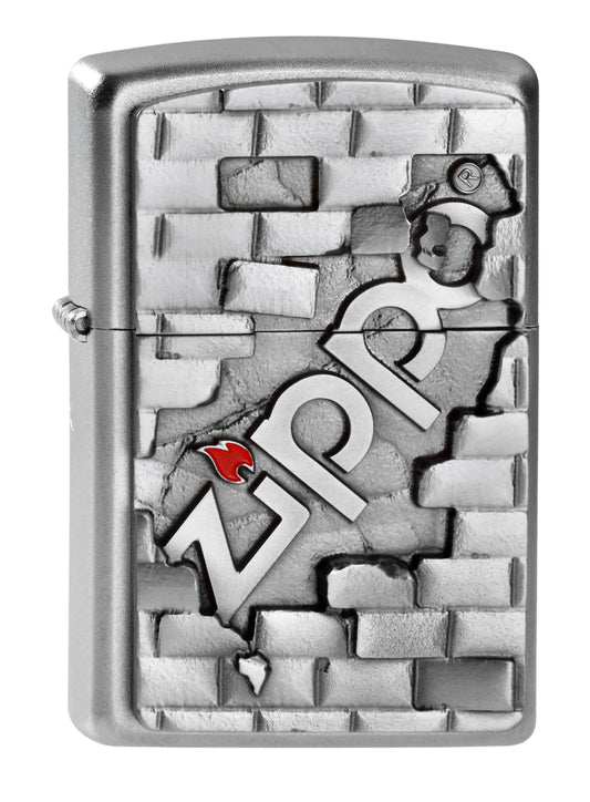 Vue de face briquet Zippo chromé logo Zippo cassant un mur