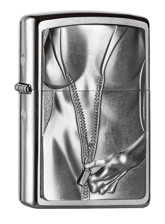 Vue de face 3/4 briquet Zippo chromé torse de femme avec combinaison ouverte