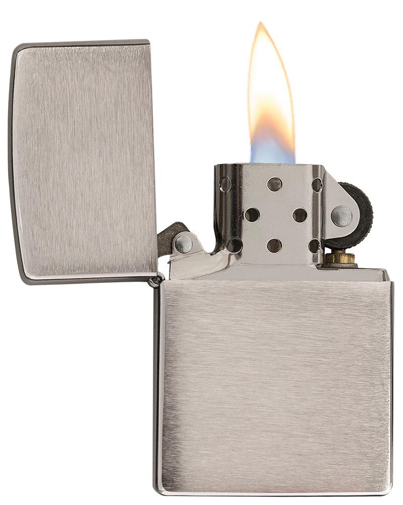 Vue de face briquet Zippo Chrome Brushed modèle de base, ouvert avec flamme 