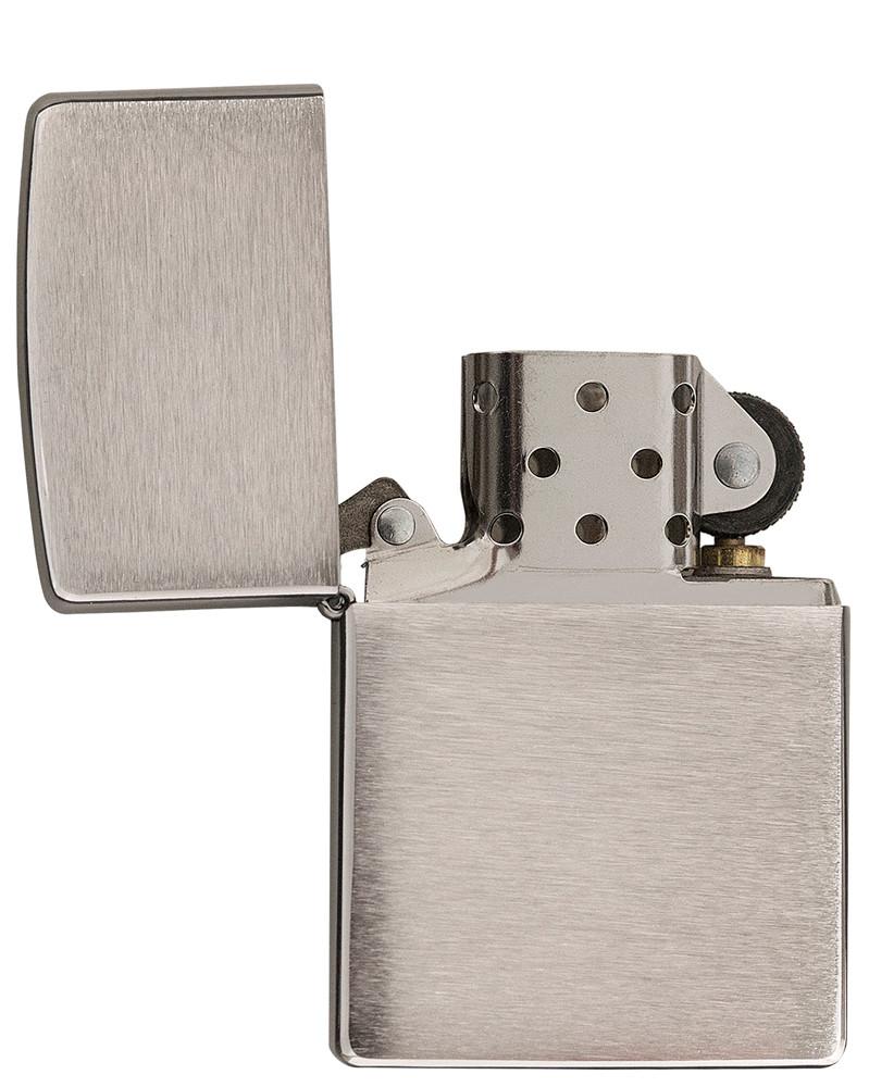 Vue de face briquet Zippo Chrome Brushed modèle de base, ouvert