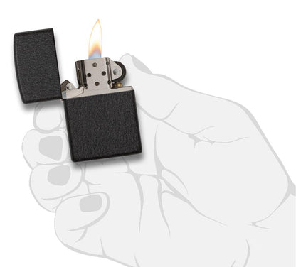 Vue de face briquet Zippo Black Crackle modèle de base, ouvert avec flamme dans une main stylisée