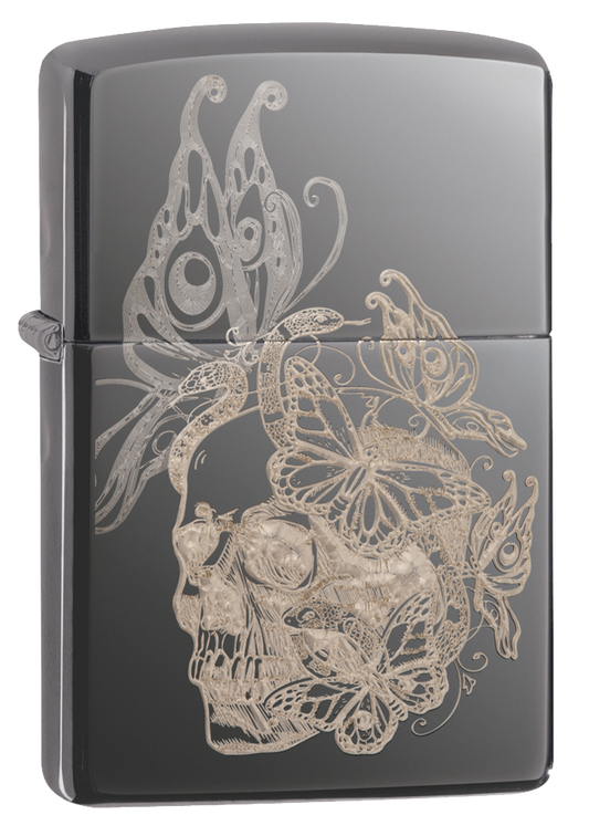 Vue de trois quarts du briquet tempête Zippo Skull Butterfly Design