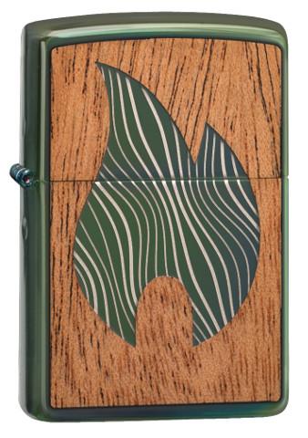 Vue de face 3/4 Zippo Woodchuck avec flamme Zippo verte