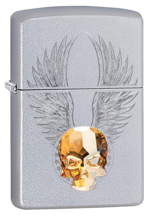 Vue de face 3/4 briquet Zippo chromé tête de mort en éléMen,t Swarovski avec des ailes gravées