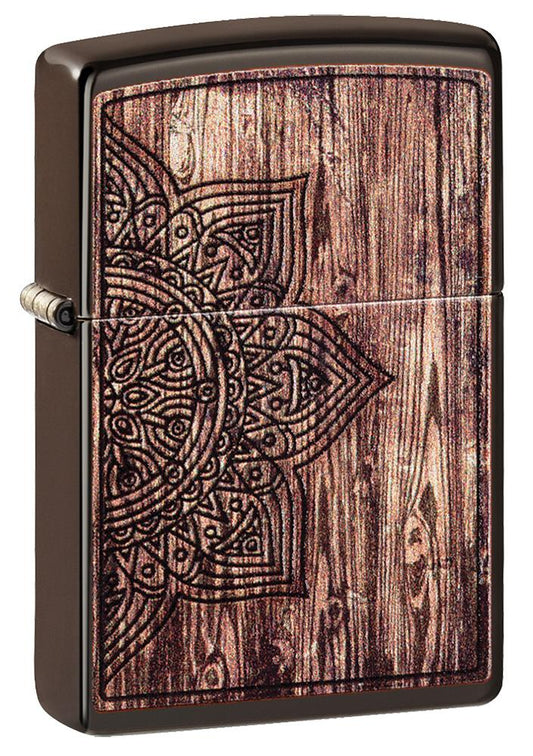 Vue de face 3/4 briquet Zippo motif mandala marron clair sur arrière-plan en bois